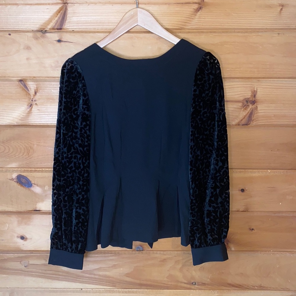 NWT Frnch Paris black velvet sleeve peplum tie back top